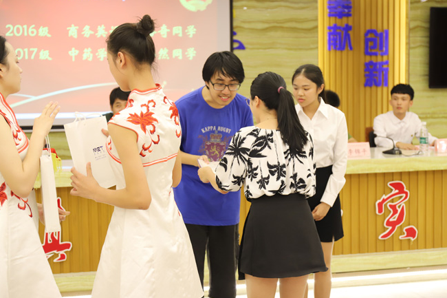 图2：颁奖现场.png