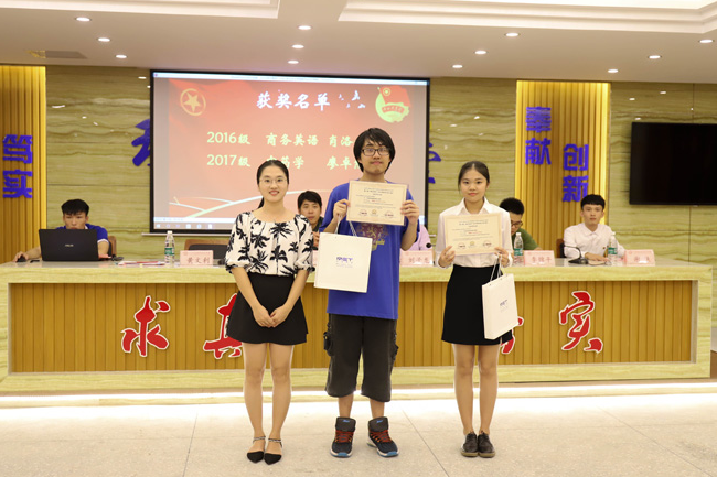 图3：获奖学生与蓝丽婷老师合影.png