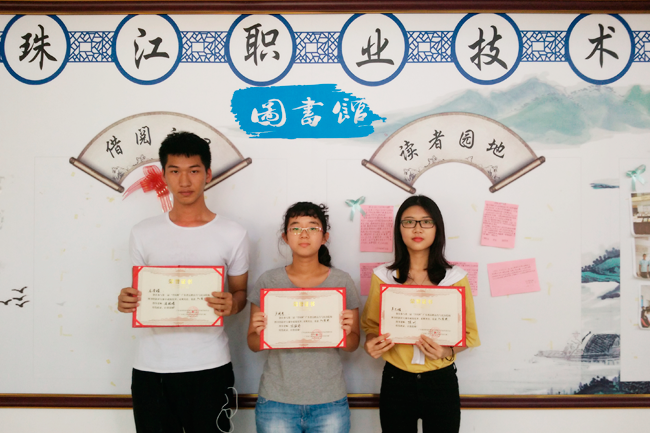 图1：获奖学生合影.png