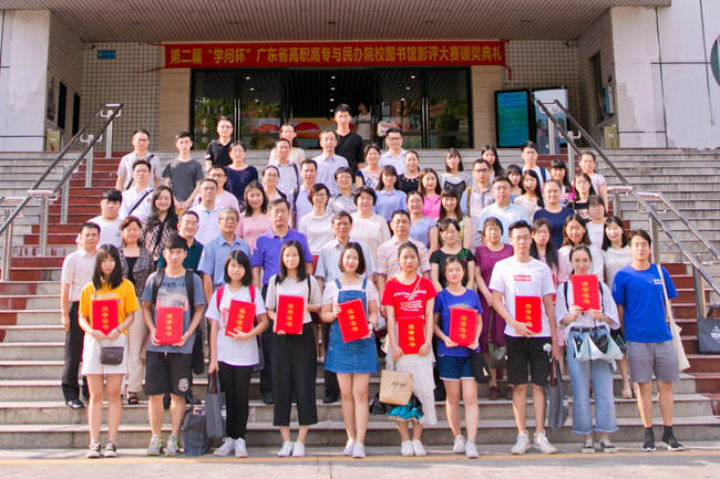 图4：颁奖嘉宾与获奖者合影留念.jpg