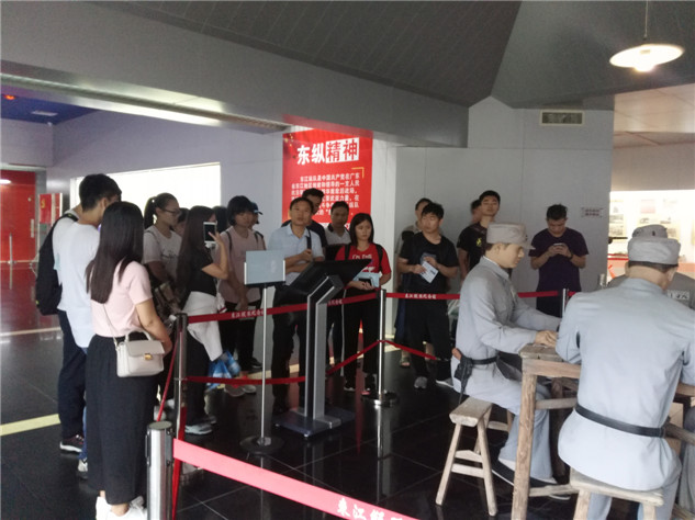 带队教师讲解先烈故事1.jpg