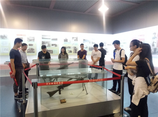 教师讲解革命文物2.jpg