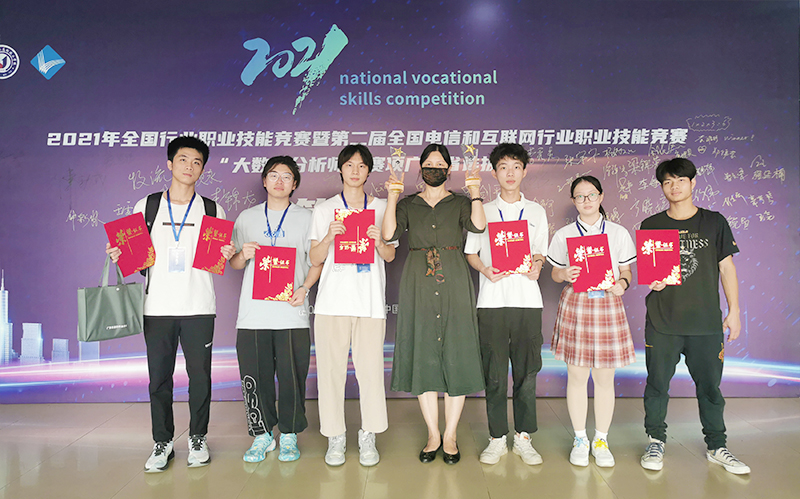“大数据的生死时速比拼”——信息工程学院学子在“大数据分析师”广东省选拔赛中冲进国赛.jpg