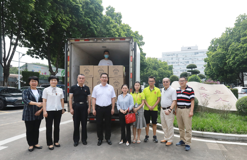 广州市六合食品有限公司向我院捐赠中秋月饼.jpg
