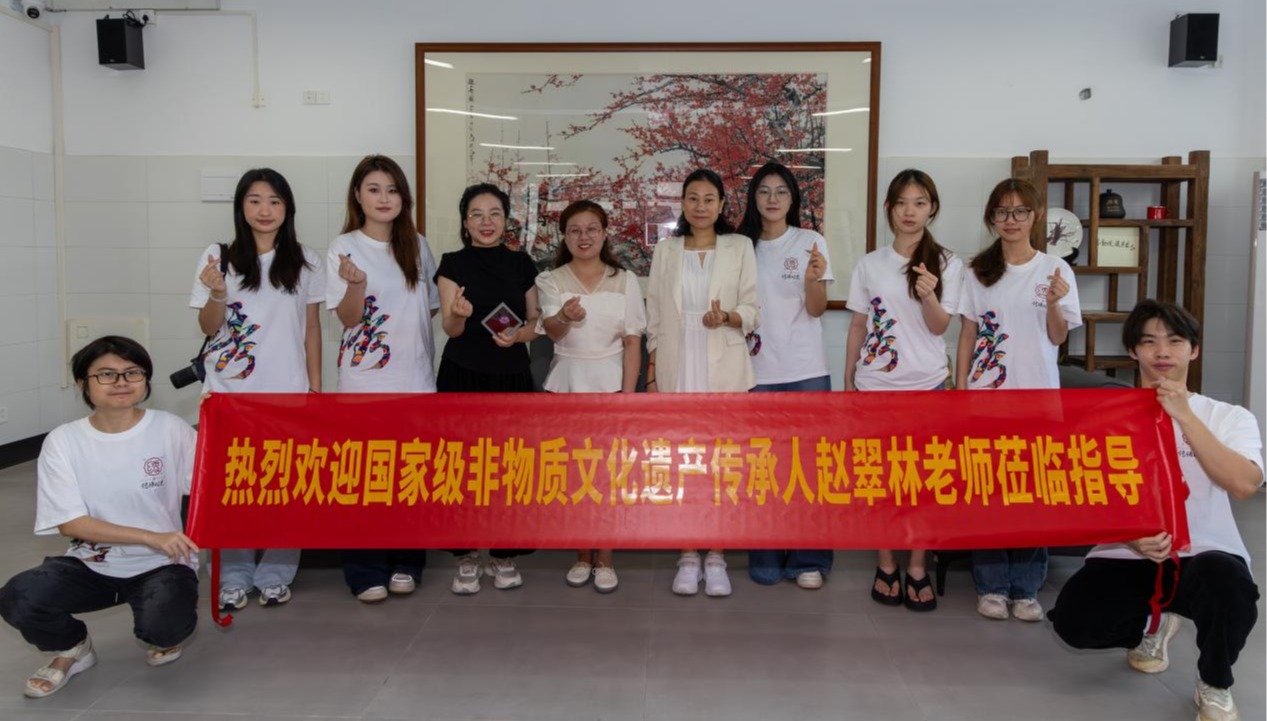 北绣南墨 关山新章——“传绣关山”学生团队喜获关山月作品授权1.jpg