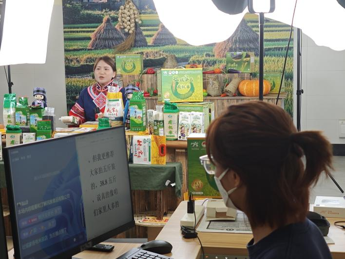 数字商贸学院持续开展“一对一直播实训”——精准赋能乡村人才.png 数字商贸学院持续开展“一对一直播实训”——精准赋能乡村人才.png