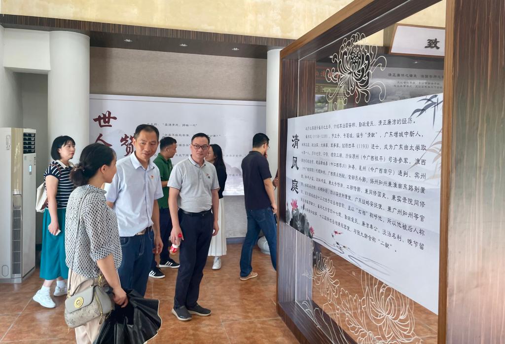 数字商贸学院党总支开展参观清献园党日活动2.jpg 数字商贸学院党总支开展参观清献园党日活动2.jpg