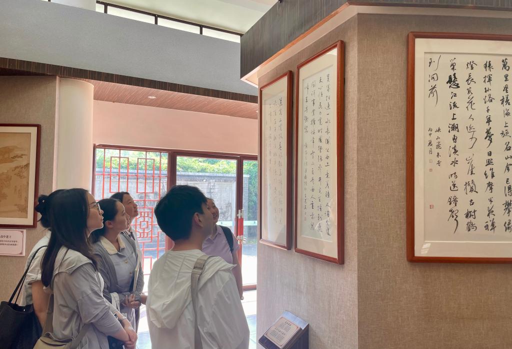 数字商贸学院党总支开展参观清献园党日活动3.jpg 数字商贸学院党总支开展参观清献园党日活动3.jpg