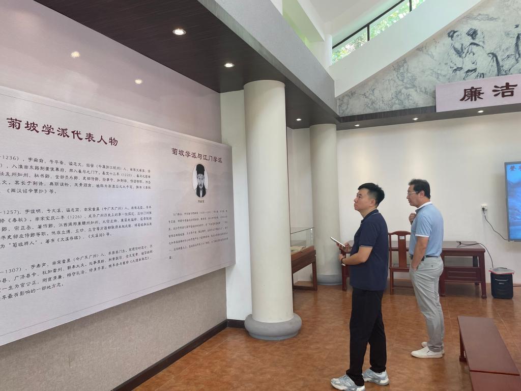 数字商贸学院党总支开展参观清献园党日活动5.jpg 数字商贸学院党总支开展参观清献园党日活动5.jpg