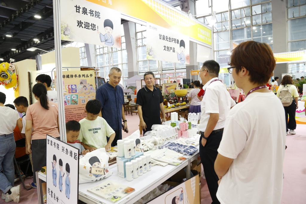 校领导调研羊城书展 检查指导甘泉书院参展工作1.jpg