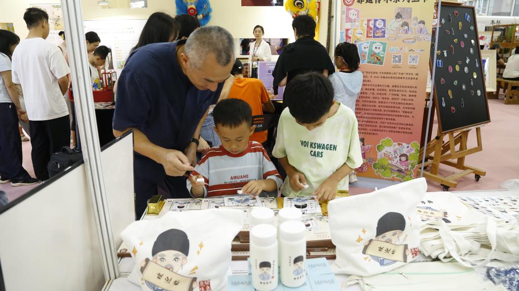 校领导调研羊城书展 检查指导甘泉书院参展工作2.jpg