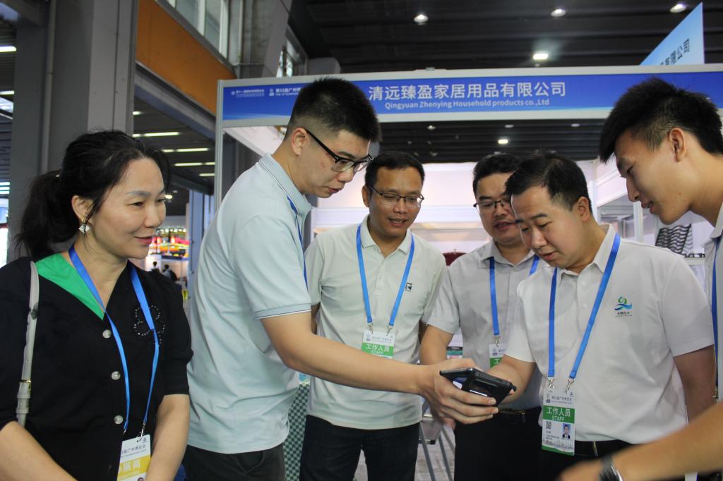 数字商贸学院“连山青影筑梦队”助力连山企业亮相第 33 届广州博览会1.jpg 数字商贸学院“连山青影筑梦队”助力连山企业亮相第 33 届广州博览会1.jpg