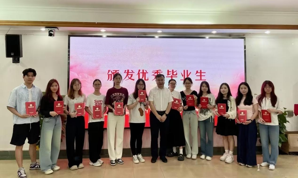 数字商贸学院2025届毕业生离校工作圆满完成2.png