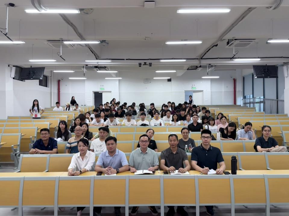 数字商贸学院师生齐心协力顺利完成学生宿舍搬迁工作3.png