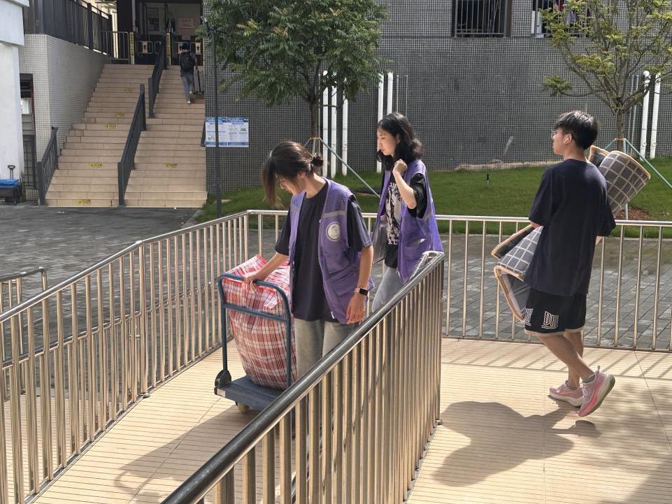 数字商贸学院师生齐心协力顺利完成学生宿舍搬迁工作7.png