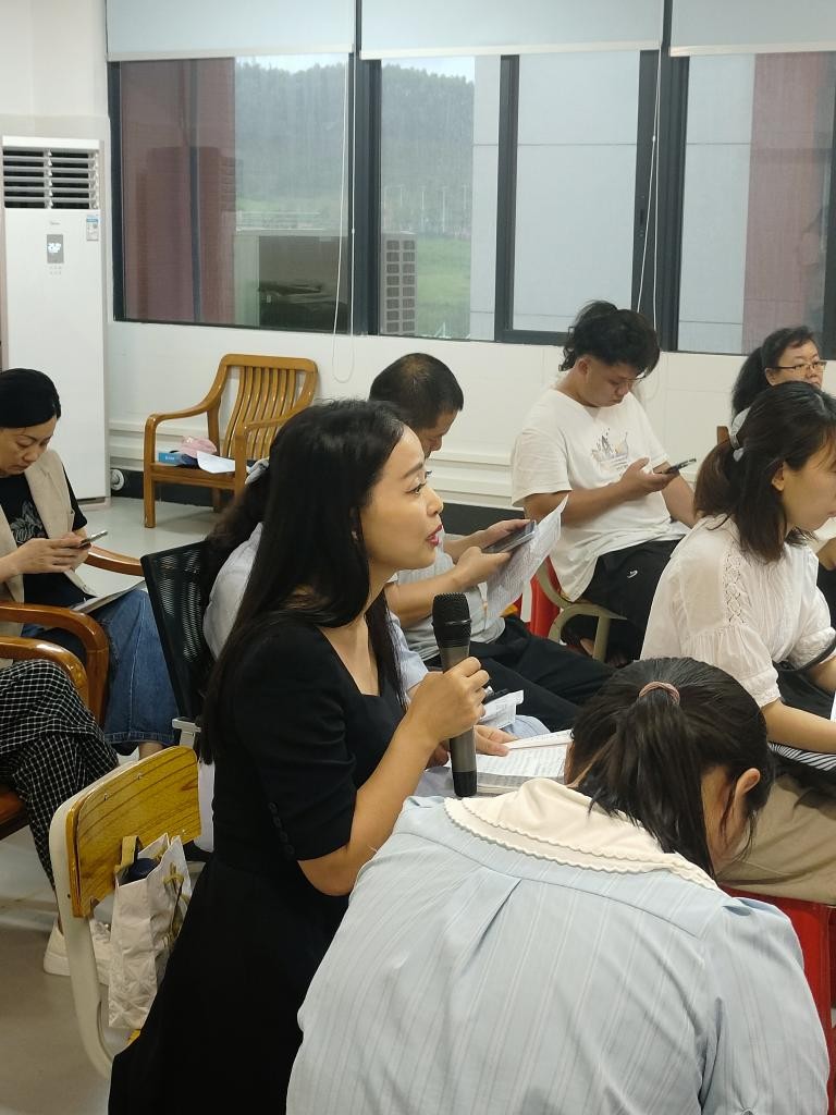 数字商贸学院召开2025届毕业生工作推进会暨毕业生离校工作协调会2.jpg