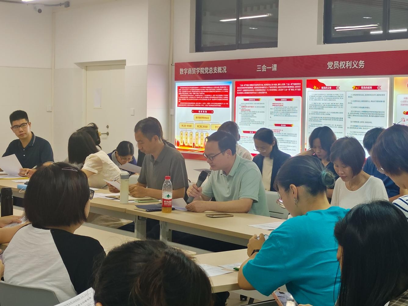 数字商贸学院召开2025届毕业生工作推进会暨毕业生离校工作协调会6.jpg