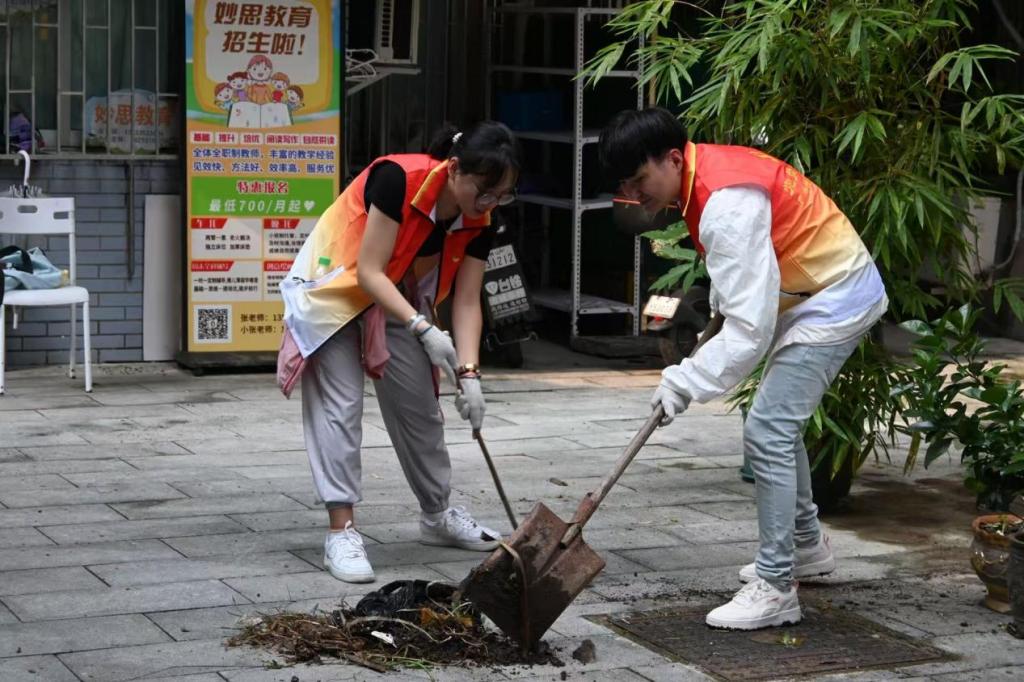 10月16日晚上，在接到学校组织部关于支援白云区“两热疫情防控”的紧急通知后，数字商贸学院党总支高度重视、迅速响应，第一时间组建党员突击队，以高效行动筑牢社区疫情防控防线。12.jpg
