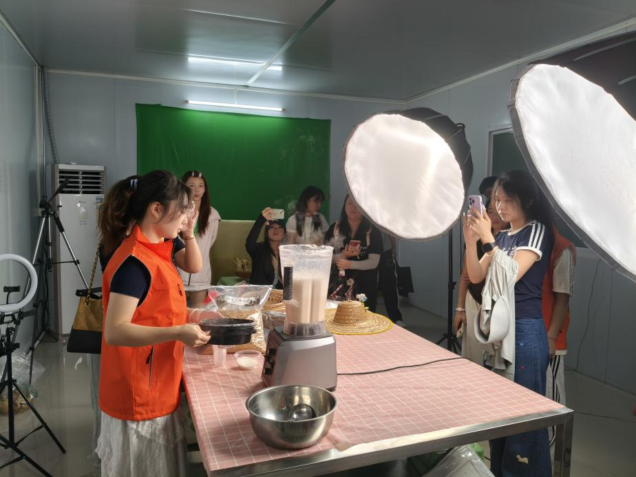 践行育人使命 服务地方发展：数字商贸学院深耕连山电商帮扶6.png