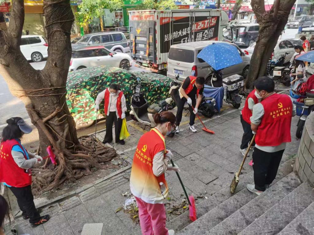 10月16日晚上，在接到学校组织部关于支援白云区“两热疫情防控”的紧急通知后，数字商贸学院党总支高度重视、迅速响应，第一时间组建党员突击队，以高效行动筑牢社区疫情防控防线。7.jpg