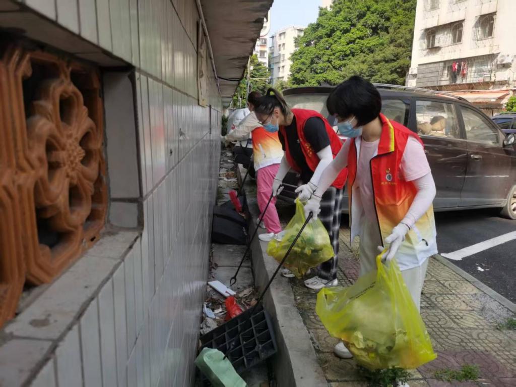 10月16日晚上，在接到学校组织部关于支援白云区“两热疫情防控”的紧急通知后，数字商贸学院党总支高度重视、迅速响应，第一时间组建党员突击队，以高效行动筑牢社区疫情防控防线。5.jpg