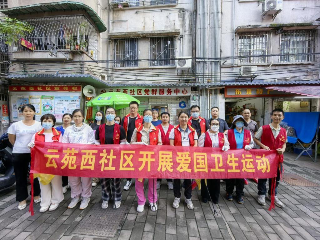 10月16日晚上，在接到学校组织部关于支援白云区“两热疫情防控”的紧急通知后，数字商贸学院党总支高度重视、迅速响应，第一时间组建党员突击队，以高效行动筑牢社区疫情防控防线。3.jpg