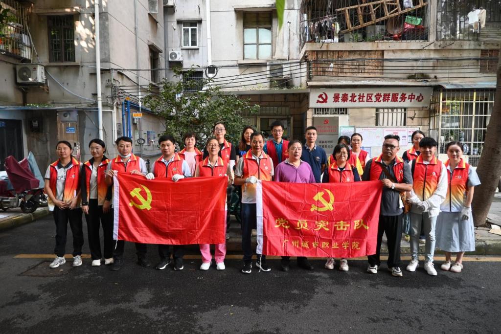 10月16日晚上，在接到学校组织部关于支援白云区“两热疫情防控”的紧急通知后，数字商贸学院党总支高度重视、迅速响应，第一时间组建党员突击队，以高效行动筑牢社区疫情防控防线。2 - 副本.jpg