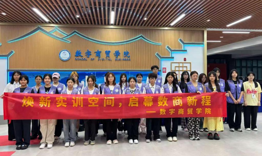 劳动淬炼青春，服务彰显本色 ——数字商贸学院开展爱国卫生运动1.png