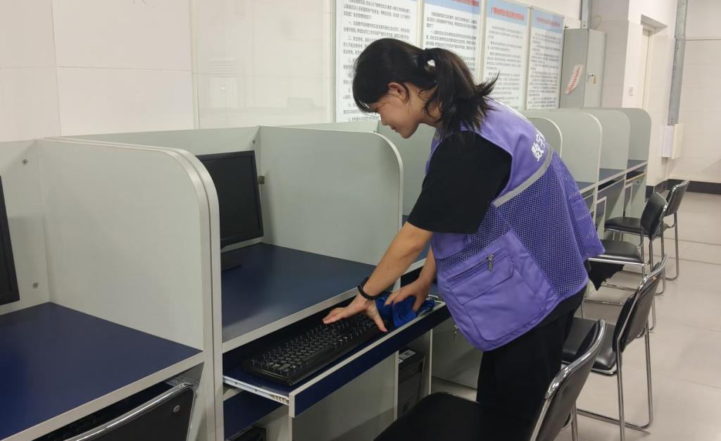 劳动淬炼青春，服务彰显本色 ——数字商贸学院开展爱国卫生运动2.png