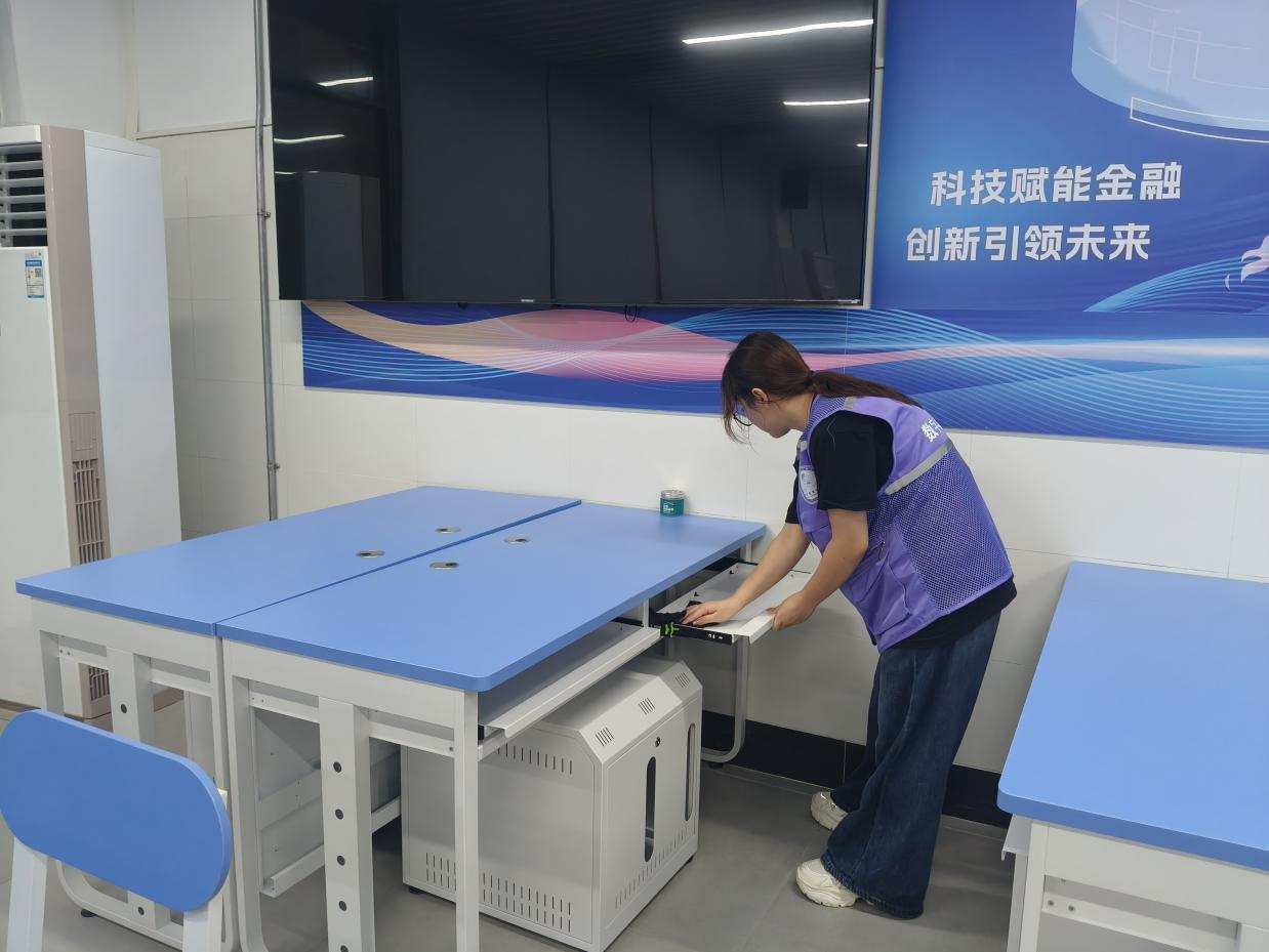 劳动淬炼青春，服务彰显本色 ——数字商贸学院开展爱国卫生运动3.png