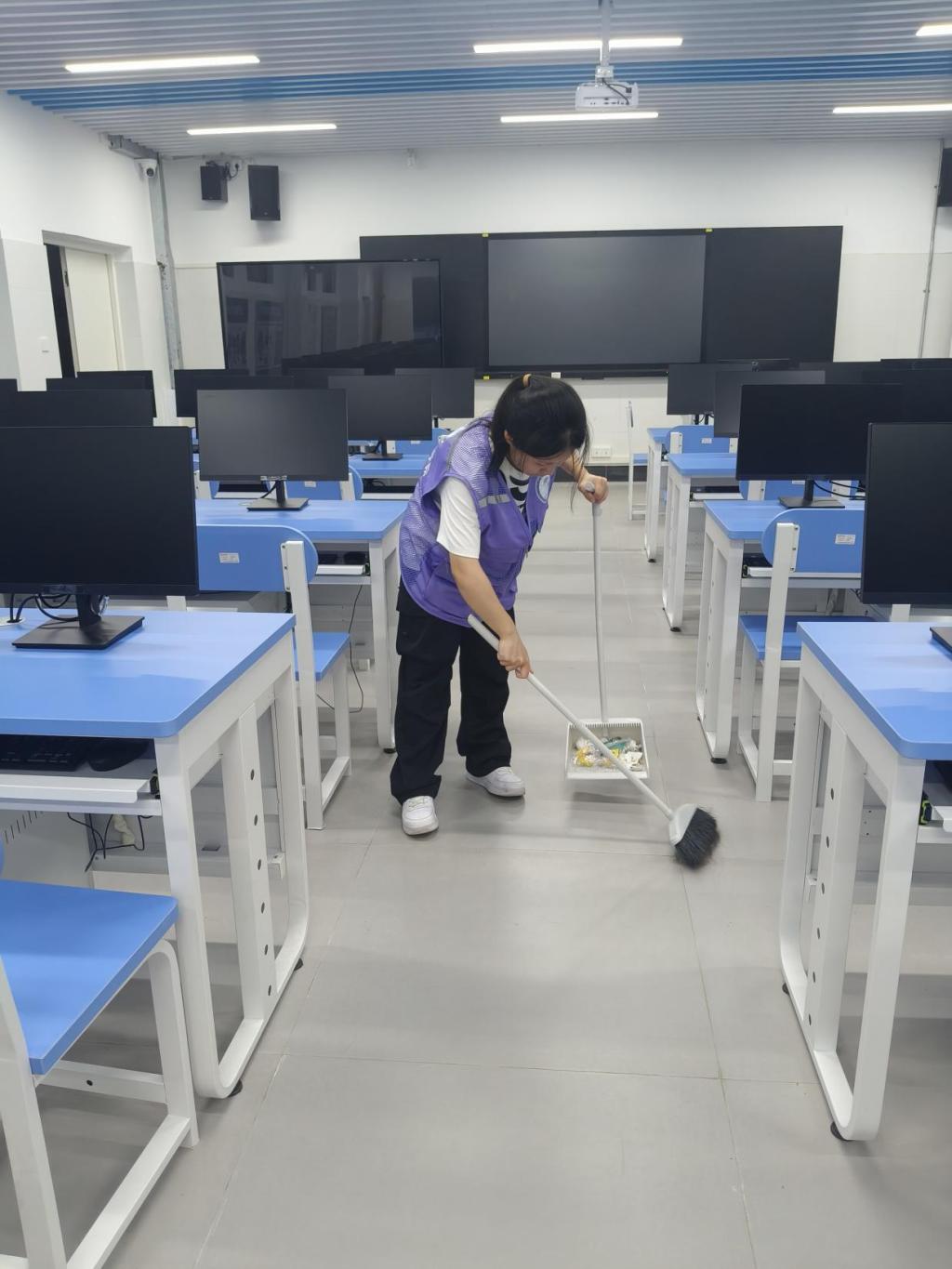 劳动淬炼青春，服务彰显本色 ——数字商贸学院开展爱国卫生运动4.png