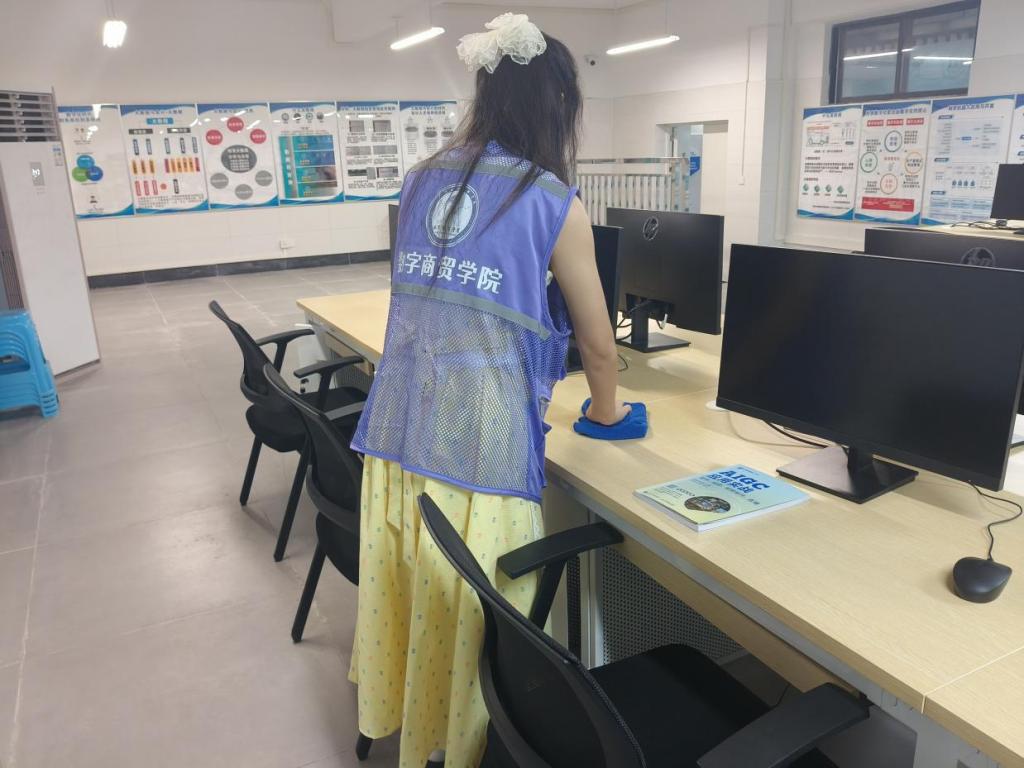 劳动淬炼青春，服务彰显本色 ——数字商贸学院开展爱国卫生运动5.png