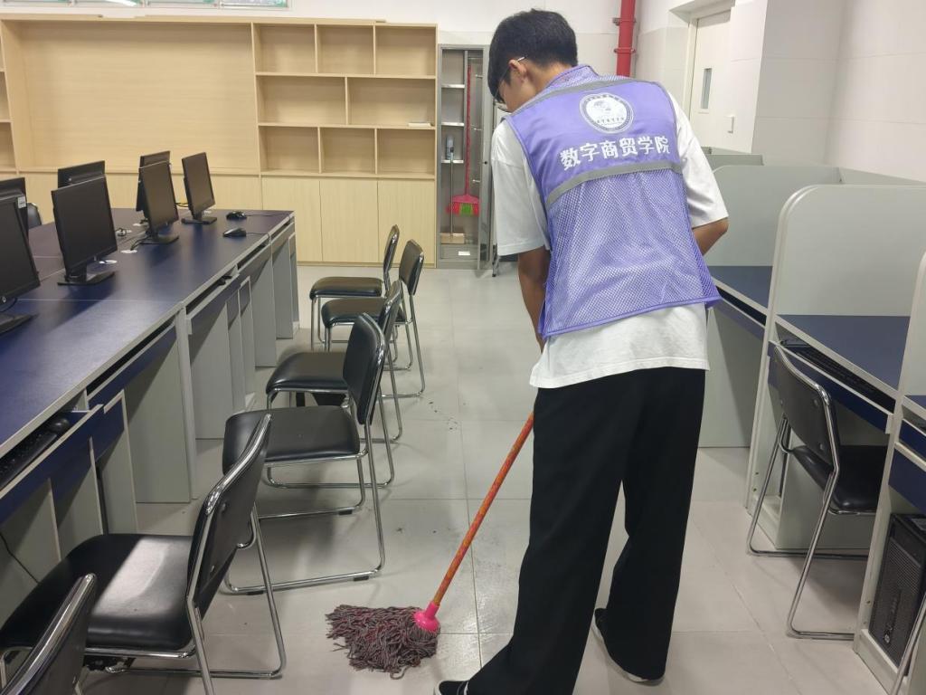劳动淬炼青春，服务彰显本色 ——数字商贸学院开展爱国卫生运动6.png