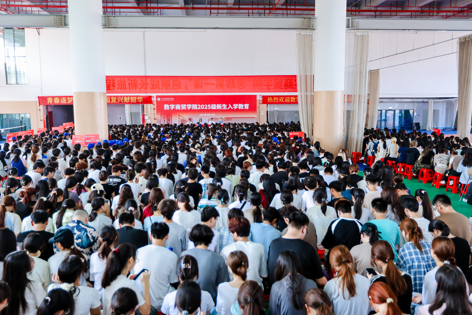 数字商贸学院2025级新生入学教育暨“思政第一课”圆满举行7.jpg 数字商贸学院2025级新生入学教育暨“思政第一课”圆满举行7.jpg