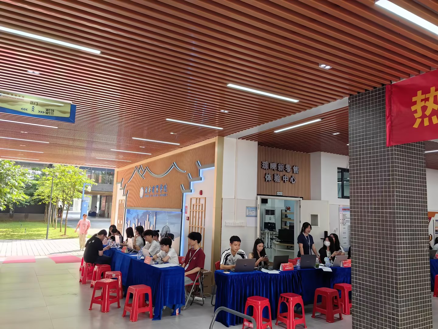 迎新聚力乘风起,携手赋能启新篇 ——数字商贸学院2025级迎新工作圆满完成3.jpg 迎新聚力乘风起,携手赋能启新篇 ——数字商贸学院2025级迎新工作圆满完成3.jpg