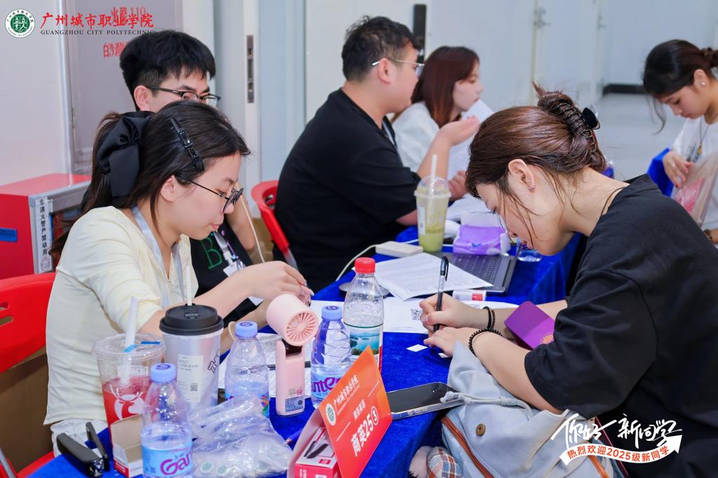 迎新聚力乘风起,携手赋能启新篇 ——数字商贸学院2025级迎新工作圆满完成6.jpg 迎新聚力乘风起,携手赋能启新篇 ——数字商贸学院2025级迎新工作圆满完成6.jpg