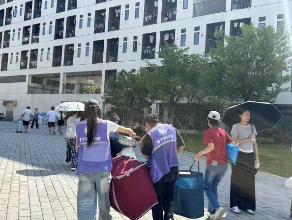 迎新聚力乘风起,携手赋能启新篇 ——数字商贸学院2025级迎新工作圆满完成12.png 迎新聚力乘风起,携手赋能启新篇 ——数字商贸学院2025级迎新工作圆满完成12.png