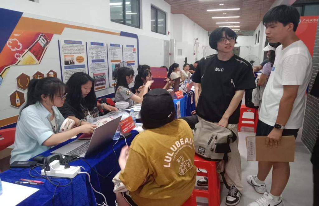 迎新聚力乘风起,携手赋能启新篇 ——数字商贸学院2025级迎新工作圆满完成15.png 迎新聚力乘风起,携手赋能启新篇 ——数字商贸学院2025级迎新工作圆满完成15.png