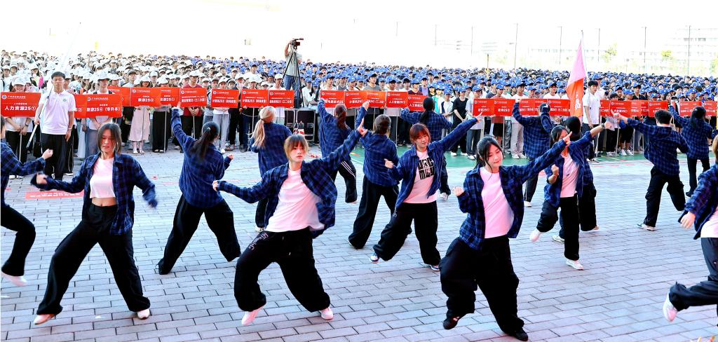 立人立业育英才，师生共启新征程——广州城市职业学院举行2025级新生开学典礼2.png