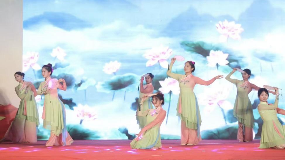 我校成功举办“迎国庆?贺中秋”朱村大舞台专场活动1.jpg 我校成功举办“迎国庆?贺中秋”朱村大舞台专场活动1.jpg