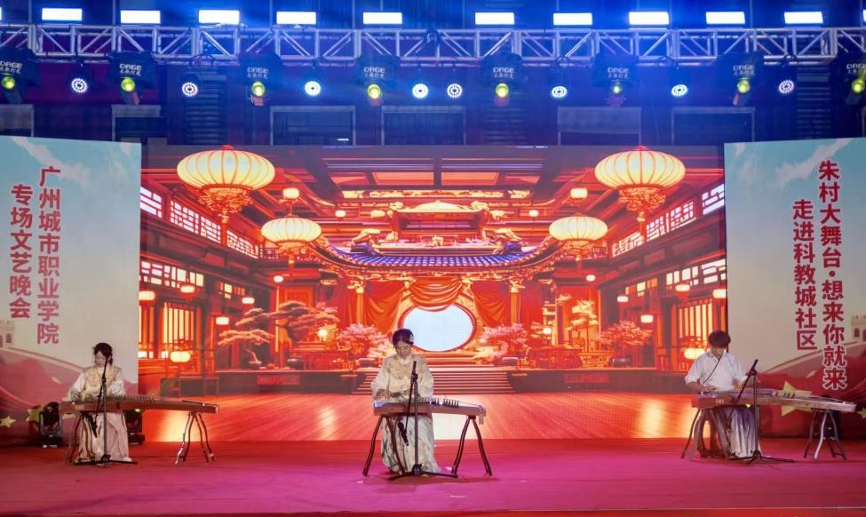 我校成功举办“迎国庆?贺中秋”朱村大舞台专场活动3.jpg 我校成功举办“迎国庆?贺中秋”朱村大舞台专场活动3.jpg