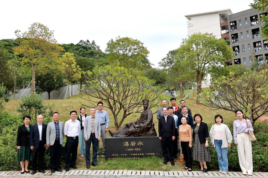 海南省教育厅领导带队到我校调研1.png 海南省教育厅领导带队到我校调研1.png