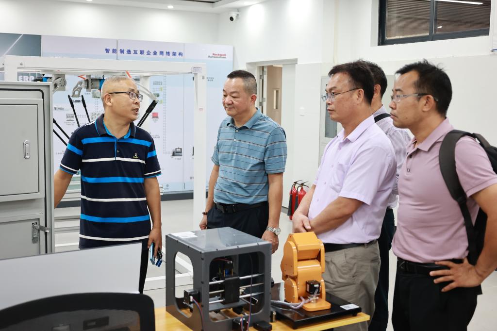 农工党广州市委会、百色市委会联合调研组到我校调研AI时代职业教育发展新路径1.jpg 农工党广州市委会、百色市委会联合调研组到我校调研AI时代职业教育发展新路径1.jpg