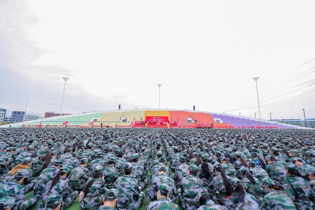 青春砺剑,旗扬广城——学校举行2025级新生军训动员大会1.jpg 青春砺剑,旗扬广城——学校举行2025级新生军训动员大会1.jpg