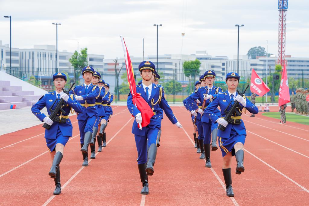 青春砺剑,旗扬广城——学校举行2025级新生军训动员大会2.jpg 青春砺剑,旗扬广城——学校举行2025级新生军训动员大会2.jpg