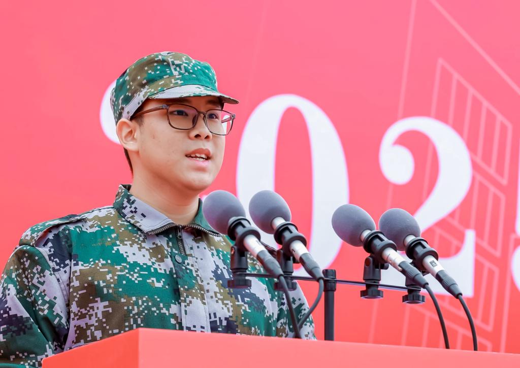 青春砺剑,旗扬广城——学校举行2025级新生军训动员大会4.jpg 青春砺剑,旗扬广城——学校举行2025级新生军训动员大会4.jpg