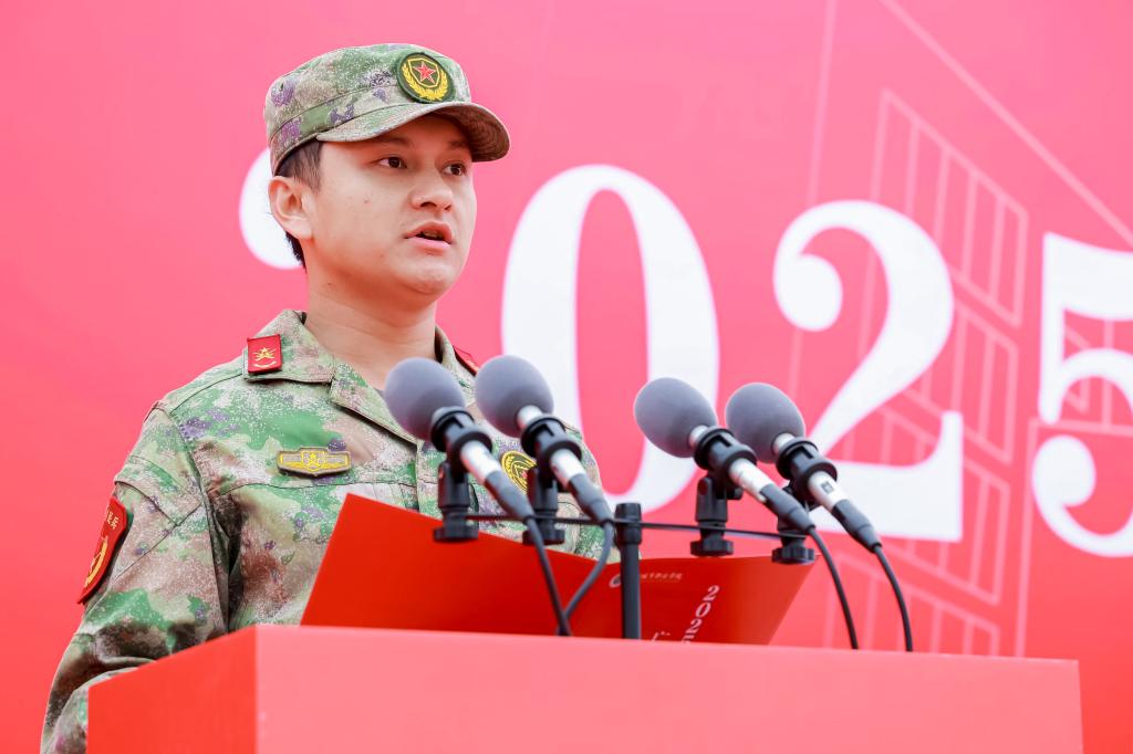 青春砺剑,旗扬广城——学校举行2025级新生军训动员大会5.jpg 青春砺剑,旗扬广城——学校举行2025级新生军训动员大会5.jpg