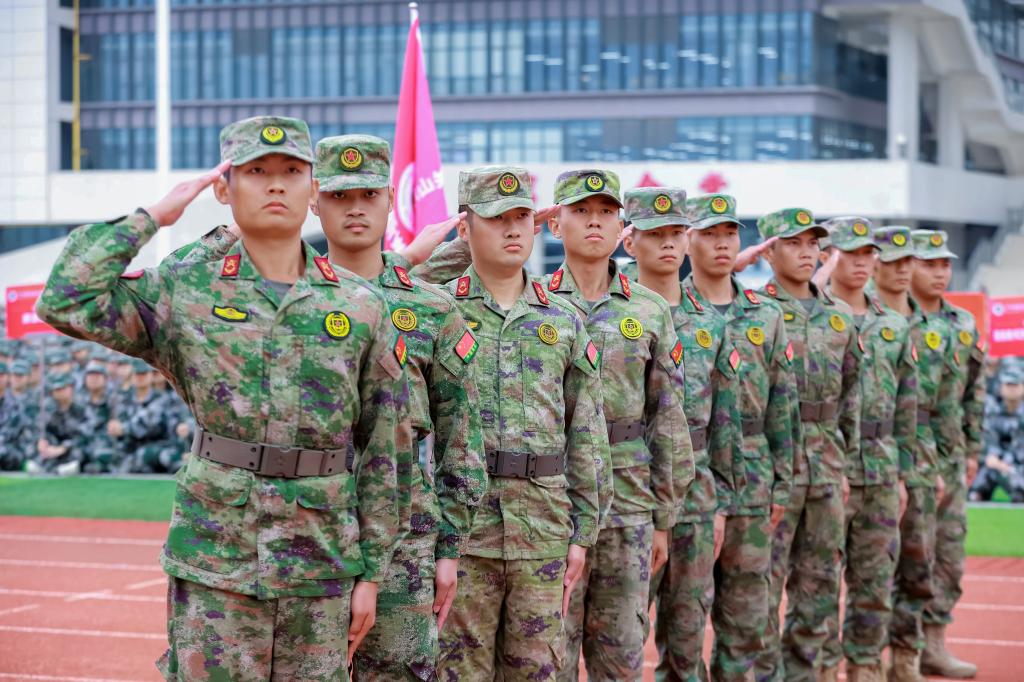 青春砺剑,旗扬广城——学校举行2025级新生军训动员大会6.jpg 青春砺剑,旗扬广城——学校举行2025级新生军训动员大会6.jpg