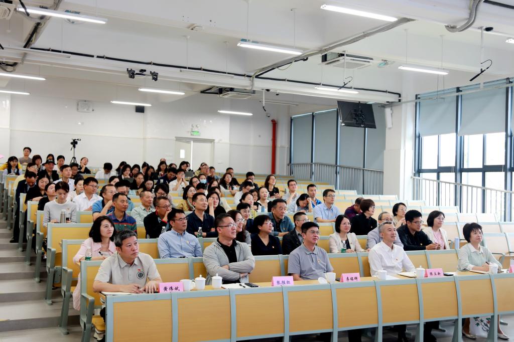 我校召开党委理论学习中心组扩大会议3.jpg 我校召开党委理论学习中心组扩大会议3.jpg