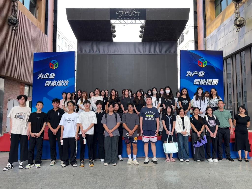 数字商贸学院国贸专业学子走进花都皮具产业基地 沉浸式解锁跨境贸易实战密码1.jpg